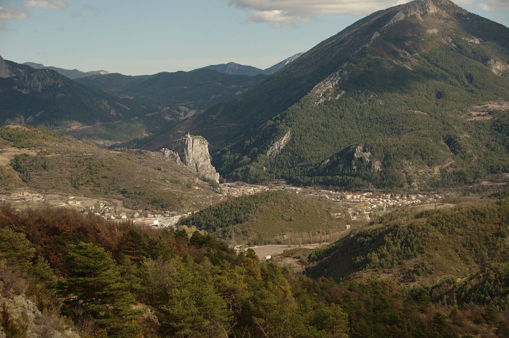 1024px Castellane le roc large view